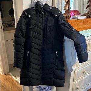 Eddie Bauer Black Puffer Jacket with Hood and Mid-Length Design NWOT